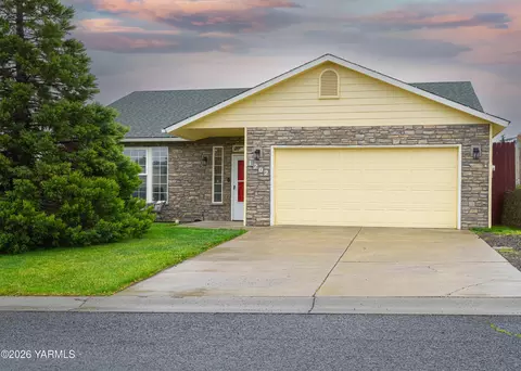 1202 W Home Ave, Selah, WA 98942