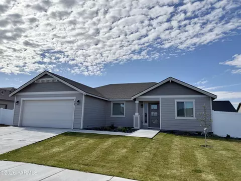 707 Grapevine St, Grandview, WA 98930