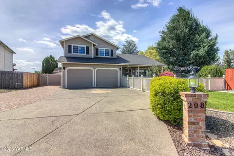208 S 87th Pl, Yakima, WA 98908