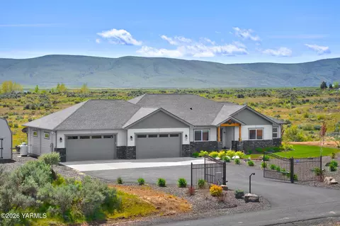 448 Red Tail Rd, Yakima, WA 98908