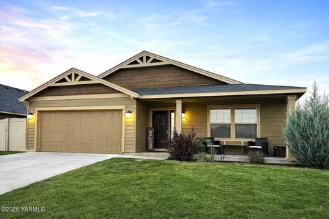 903 Cascade Ave, Moxee, WA 98936