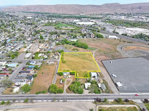 Na E Adams St, Yakima, WA 98901