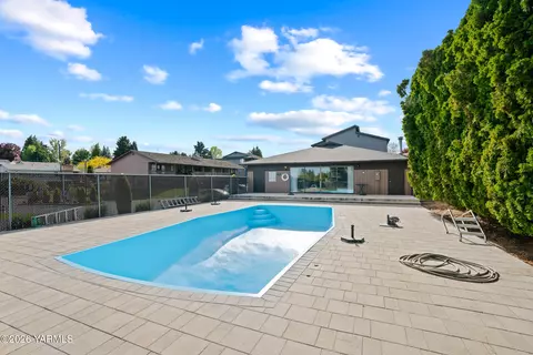 21 Burning Tree Dr, Yakima, WA 98902