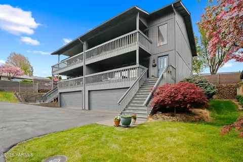 21 Burning Tree Dr, Yakima, WA 98902