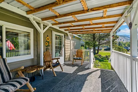 30 Hardship Ln, Naches, WA 98937
