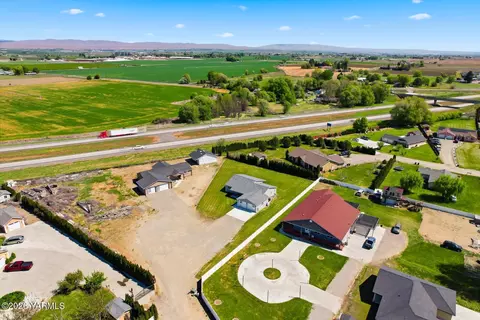 View/Area - 1004 6th Ave, Granger, WA 98932 photo 3 of 12