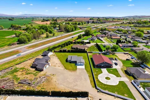 View/Area - 1004 6th Ave, Granger, WA 98932 photo 1 of 12