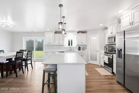 Kitchen - 1004 6th Ave, Granger, WA 98932 photo 4 of 4