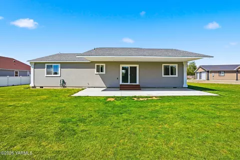 Exterior - 1004 6th Ave, Granger, WA 98932 photo 2 of 5