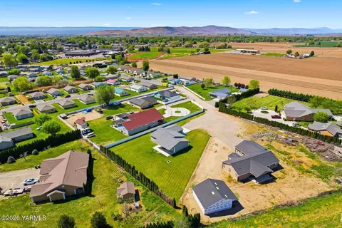 View/Area - 1004 6th Ave, Granger, WA 98932 photo 7 of 12