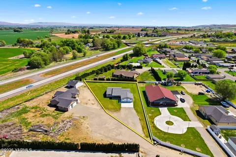 View/Area - 1004 6th Ave, Granger, WA 98932 photo 2 of 12