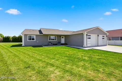 1004 6th Ave, Granger, WA 98932