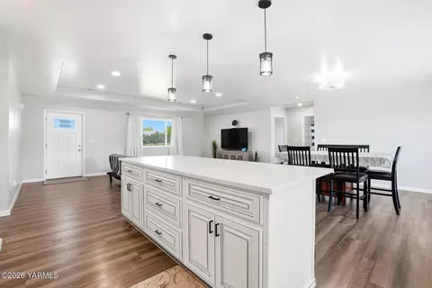 Entry Way - 1004 6th Ave, Granger, WA 98932 photo 1 of 1