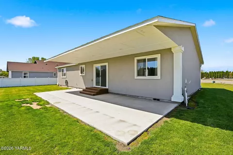Exterior - 1004 6th Ave, Granger, WA 98932 photo 3 of 5