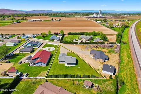 View/Area - 1004 6th Ave, Granger, WA 98932 photo 10 of 12