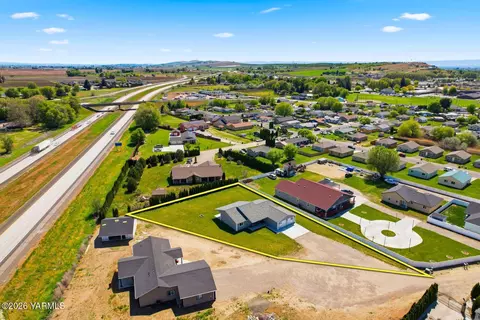 View/Area - 1004 6th Ave, Granger, WA 98932 photo 6 of 12