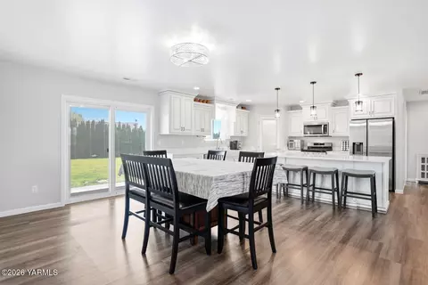 Dining - 1004 6th Ave, Granger, WA 98932 photo 1 of 2