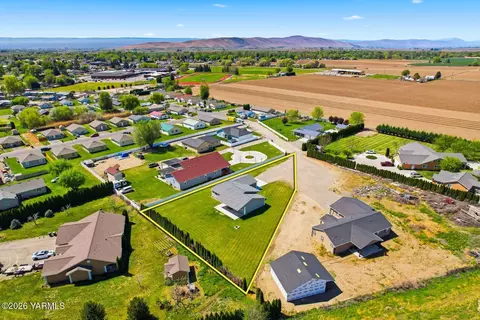 View/Area - 1004 6th Ave, Granger, WA 98932 photo 8 of 12