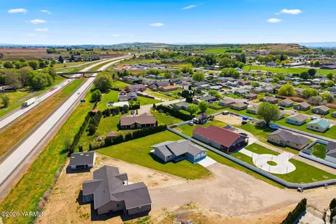 View/Area - 1004 6th Ave, Granger, WA 98932 photo 5 of 12