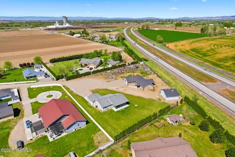 View/Area - 1004 6th Ave, Granger, WA 98932 photo 11 of 12