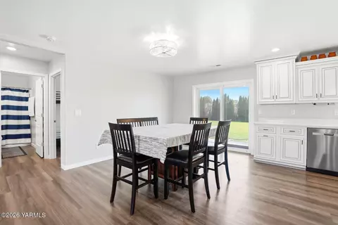 Dining - 1004 6th Ave, Granger, WA 98932 photo 2 of 2