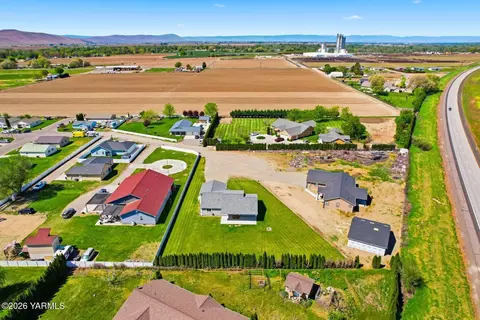 View/Area - 1004 6th Ave, Granger, WA 98932 photo 9 of 12