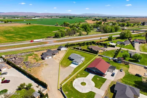 View/Area - 1004 6th Ave, Granger, WA 98932 photo 4 of 12