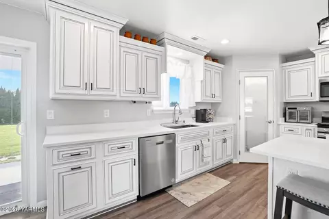 Kitchen - 1004 6th Ave, Granger, WA 98932 photo 1 of 4