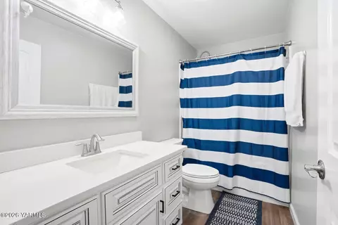 Bath - 1004 6th Ave, Granger, WA 98932 photo 3 of 4