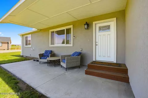 Exterior - 1004 6th Ave, Granger, WA 98932 photo 4 of 5