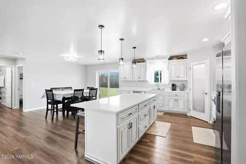 Kitchen - 1004 6th Ave, Granger, WA 98932 photo 3 of 4