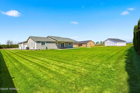 Exterior - 1004 6th Ave, Granger, WA 98932 photo 1 of 5