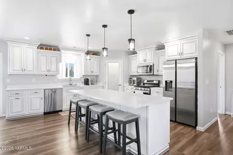 Kitchen - 1004 6th Ave, Granger, WA 98932 photo 2 of 4