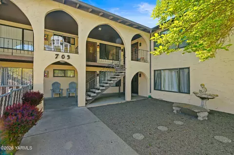703 S 38th Ave #8, Yakima, WA 98902