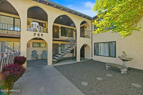 703 S 38th Ave #8, Yakima, WA 98902