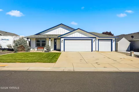 207 S Sterling St, Moxee, WA 98936