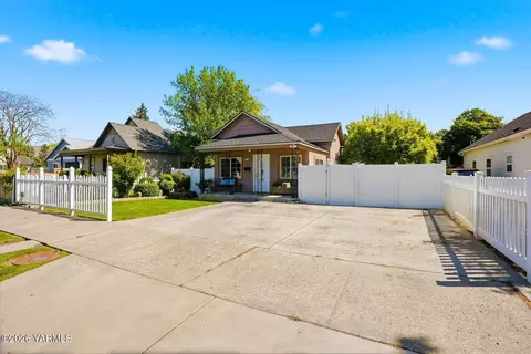 111 N 8th St, Yakima, WA 98901