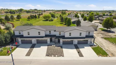 809 Fountain Blvd, Zillah, WA 98953