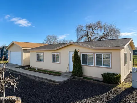 3701 Gun Club Rd #152, Yakima, WA 98901