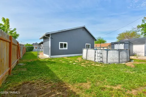 Exterior - 211 E Naches Ave, Moxee, WA 98936 photo 3 of 4