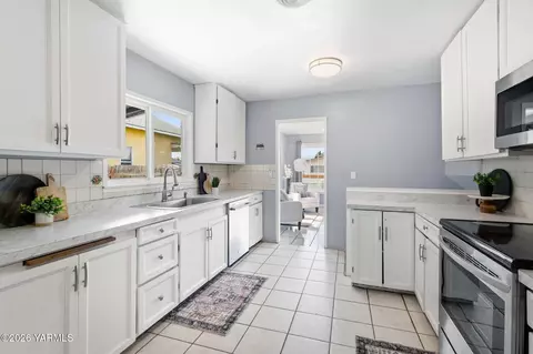 Kitchen - 211 E Naches Ave, Moxee, WA 98936 photo 1 of 3