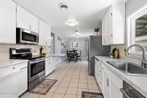 Kitchen - 211 E Naches Ave, Moxee, WA 98936 photo 3 of 3