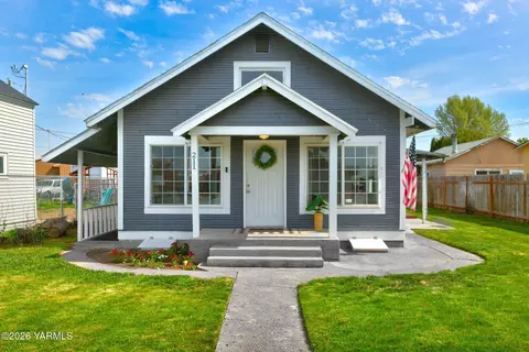 211 E Naches Ave, Moxee, WA 98936