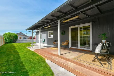 Exterior - 211 E Naches Ave, Moxee, WA 98936 photo 2 of 4