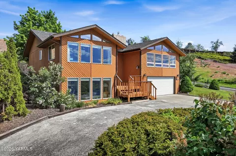 1015 Nordic Heights Dr, Selah, WA 98942