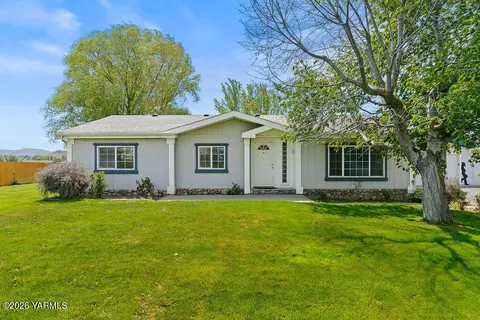 1550 Gibson Rd, Selah, WA 98942