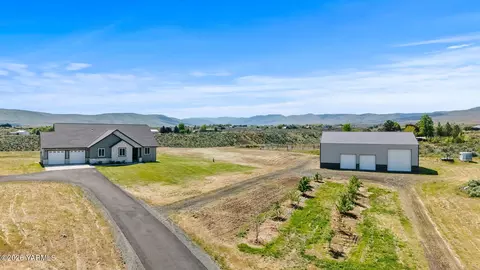 132 Goldfinch Ln, Yakima, WA 98903