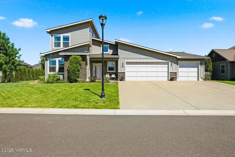 9203 Golden Dr, Yakima, WA 98903