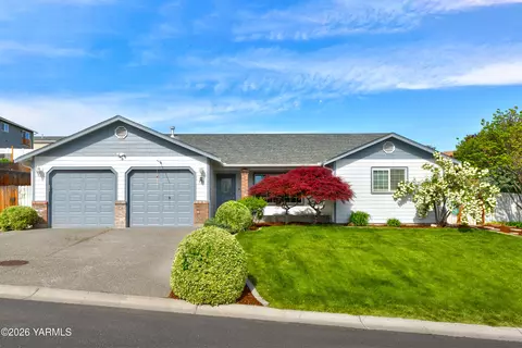 702 S 7th St, Selah, WA 98942