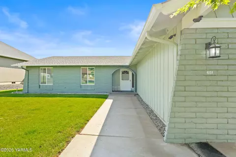 651 S 83rd Ave, Yakima, WA 98908